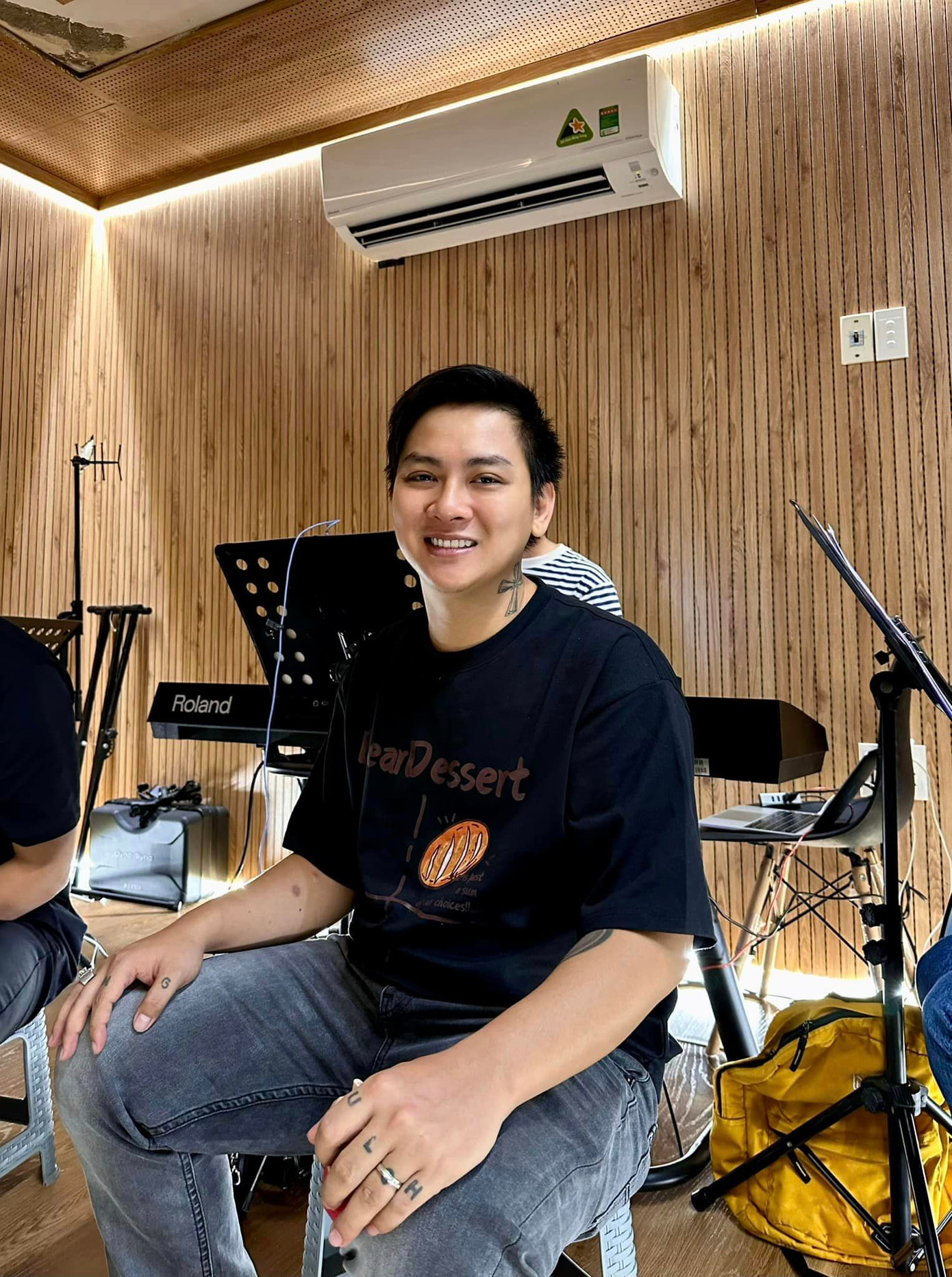 Hoài Lâm còn chăm chỉ thu âm các ca khúc cover để đăng tải trên YouTube. Hoài Lâm còn chăm chỉ thu âm các ca khúc cover để đăng tải trên YouTube.