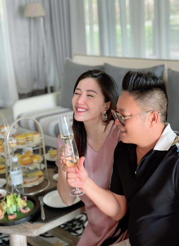 Có thể thấy, nữ ca sĩ đang có cuộc sống hôn nhân viên mãn bên cạnh ông xã doanh nhân.