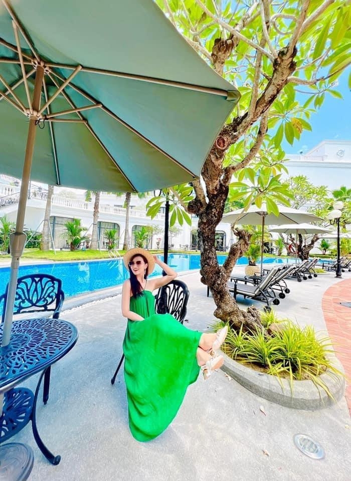 Người đẹp 8X cũng chia sẻ hình ảnh cực "chill" cùng dòng trạng thái: "Chào tháng sáu tươi xanh, chỉ toàn niềm vui và nụ cười ngọt lành". Người đẹp 8X cũng chia sẻ hình ảnh cực "chill" cùng dòng trạng thái: "Chào tháng sáu tươi xanh, chỉ toàn niềm vui và nụ cười ngọt lành".