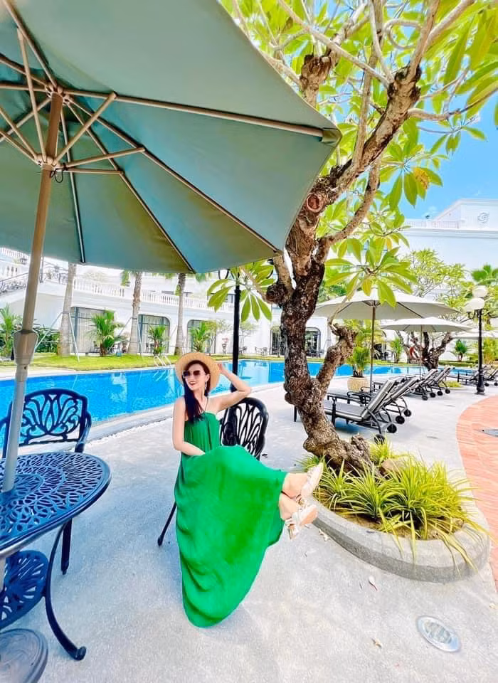 Người đẹp 8X cũng chia sẻ hình ảnh cực "chill" cùng dòng trạng thái: "Chào tháng sáu tươi xanh, chỉ toàn niềm vui và nụ cười ngọt lành".
