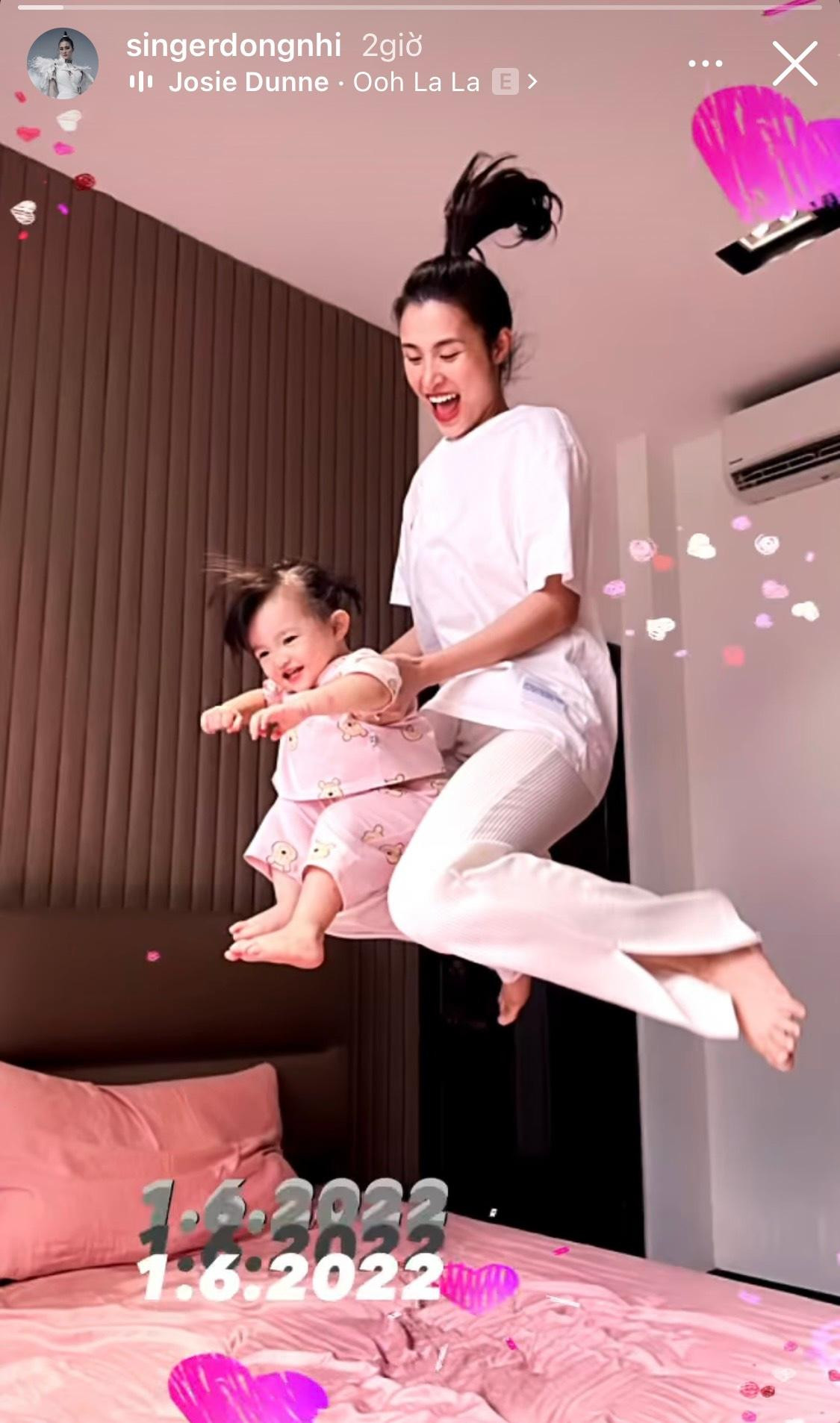 Đông Nhi tươi hết cỡ bên cạnh thiên thần nhỏ Winnie nhân ngày 1/6. Đông Nhi tươi hết cỡ bên cạnh thiên thần nhỏ Winnie nhân ngày 1/6.