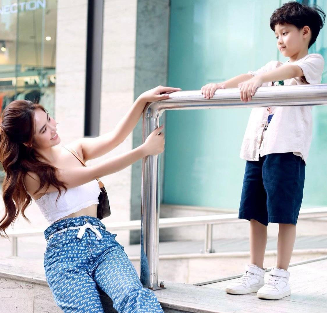 Nữ diễn viên Thương Ngày Nắng Về nhận về cơn mưa "thả tim" bởi thần sắc đáng yêu, tươi trẻ khi dành thời gian cho nhóc tỳ nhà mình. Nữ diễn viên Thương Ngày Nắng Về nhận về cơn mưa "thả tim" bởi thần sắc đáng yêu, tươi trẻ khi dành thời gian cho nhóc tỳ nhà mình.