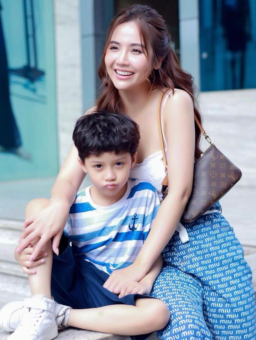 Huyền Lizze khoe visual rạng ngời khi xuống phố cùng con trai ngày Quốc tế Thiếu nhi. Huyền Lizze khoe visual rạng ngời khi xuống phố cùng con trai ngày Quốc tế Thiếu nhi.