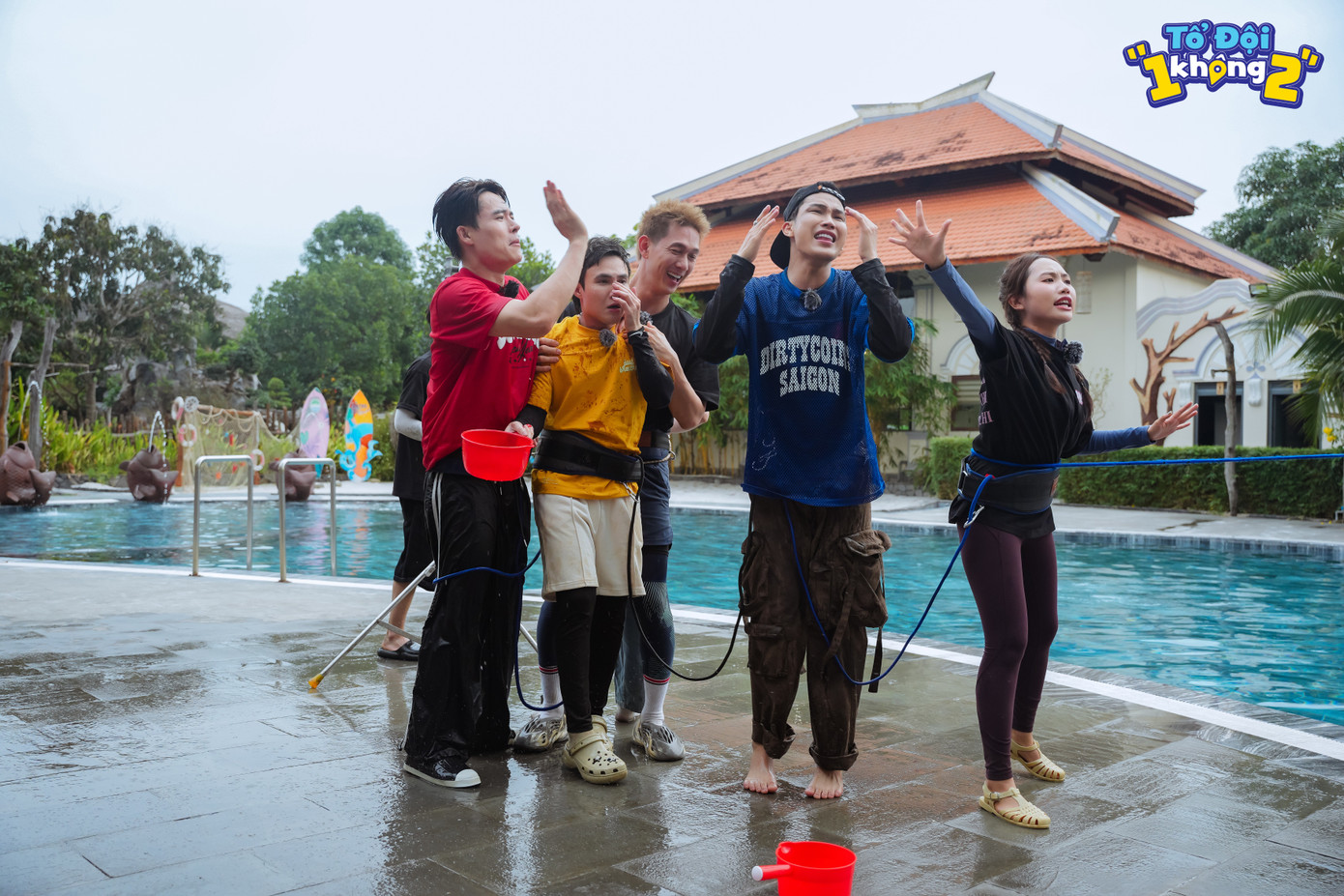"Anh trai" Song Luân chơi lớn "bồi" thêm hình phạt trong thử thách đối đầu với ca sĩ Phương Mỹ Chi. "Anh trai" Song Luân chơi lớn "bồi" thêm hình phạt trong thử thách đối đầu với ca sĩ Phương Mỹ Chi.
