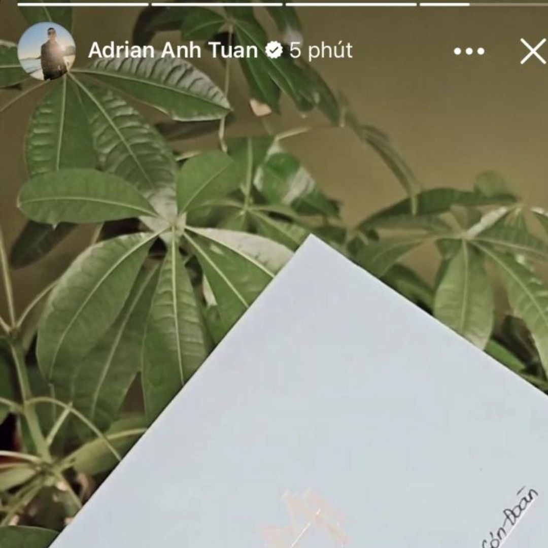 NTK Adrian Anh Tuấn khoe thiệp cưới của Thanh Hằng và nhạc trưởng Trần Nhật Minh. NTK Adrian Anh Tuấn khoe thiệp cưới của Thanh Hằng và nhạc trưởng Trần Nhật Minh.
