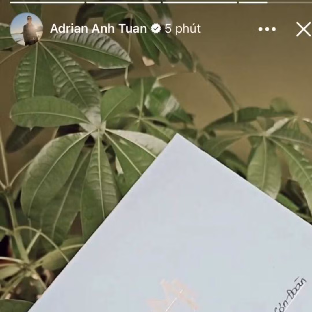 NTK Adrian Anh Tuấn khoe thiệp cưới của Thanh Hằng và nhạc trưởng Trần Nhật Minh.