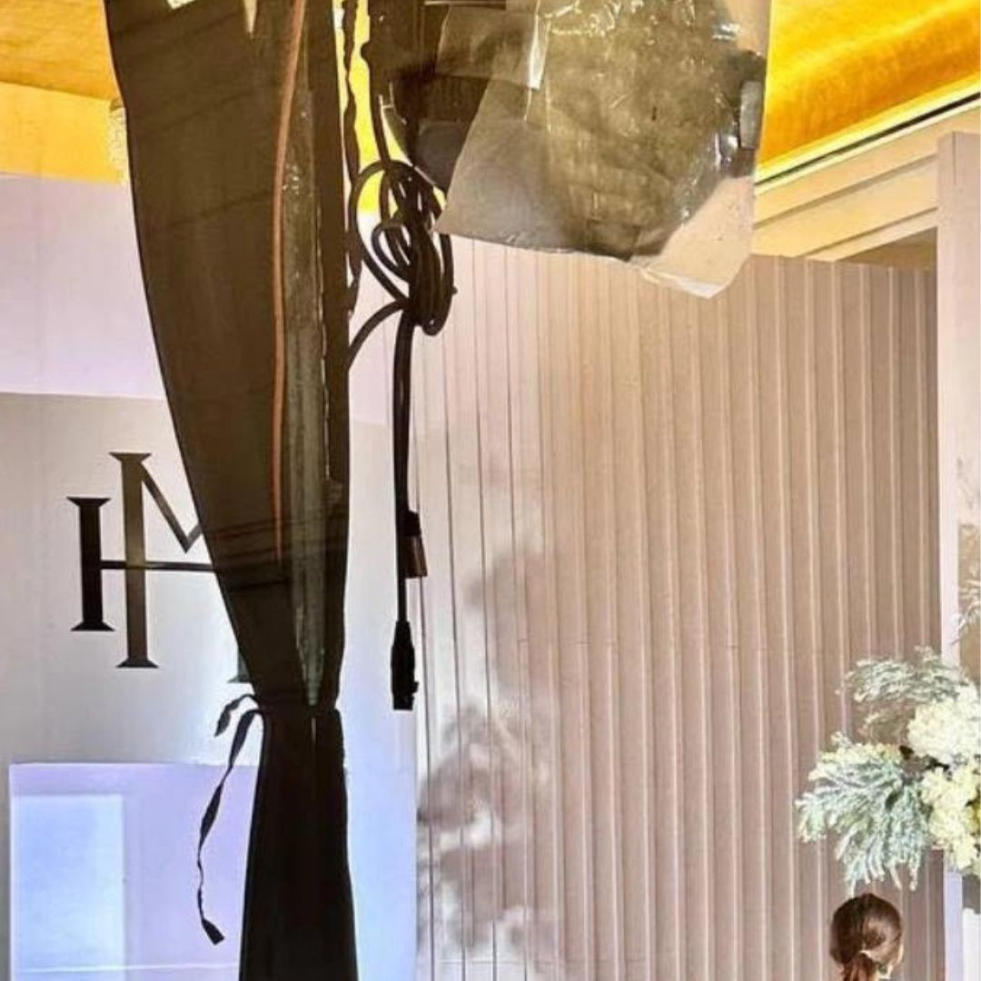 Lễ đường được thiết kế trang nhã, sang trọng với gam trắng. Lễ đường được thiết kế trang nhã, sang trọng với gam trắng.