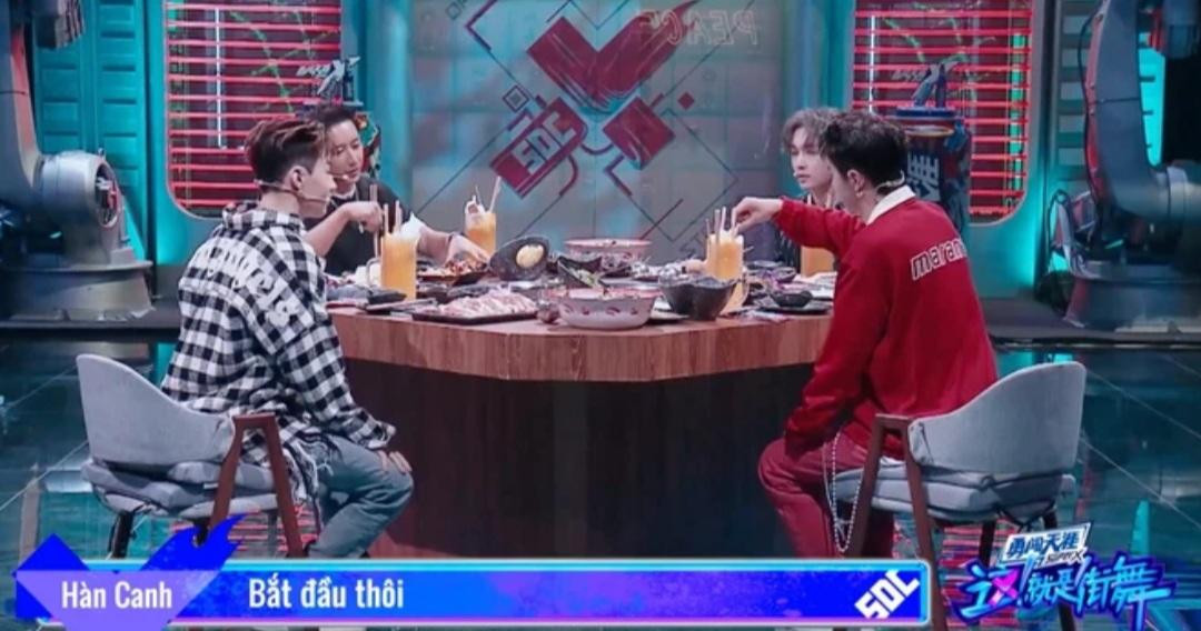 Hình ảnh ăn lẩu được cho là giống nhau "không hề nhẹ". Hình ảnh ăn lẩu được cho là giống nhau "không hề nhẹ".