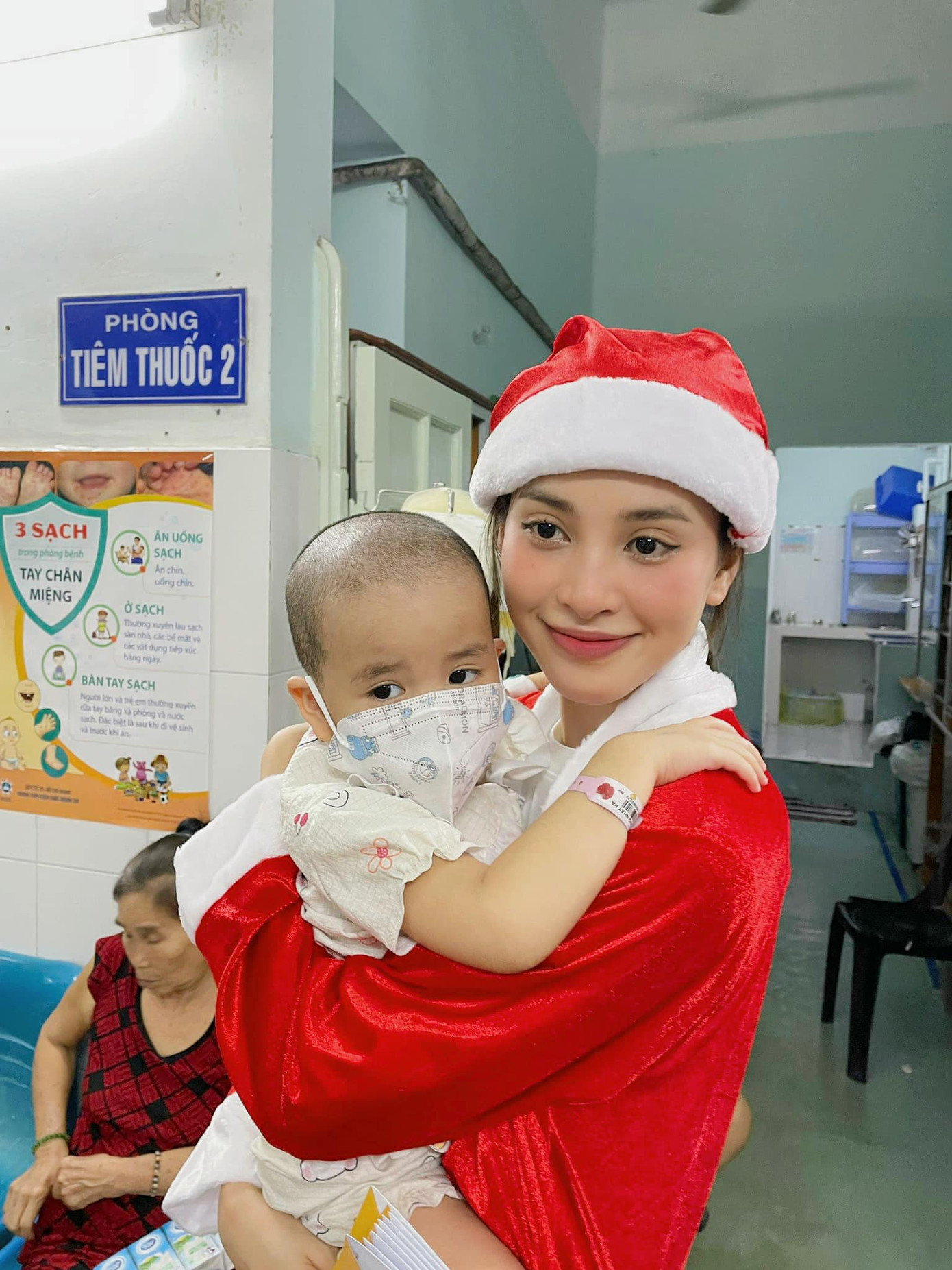 Hoa hậu Tiểu Vy hóa thân thành "bà già Noel" đến thăm các bệnh nhi tại bệnh viện Nhi Đồng 2.