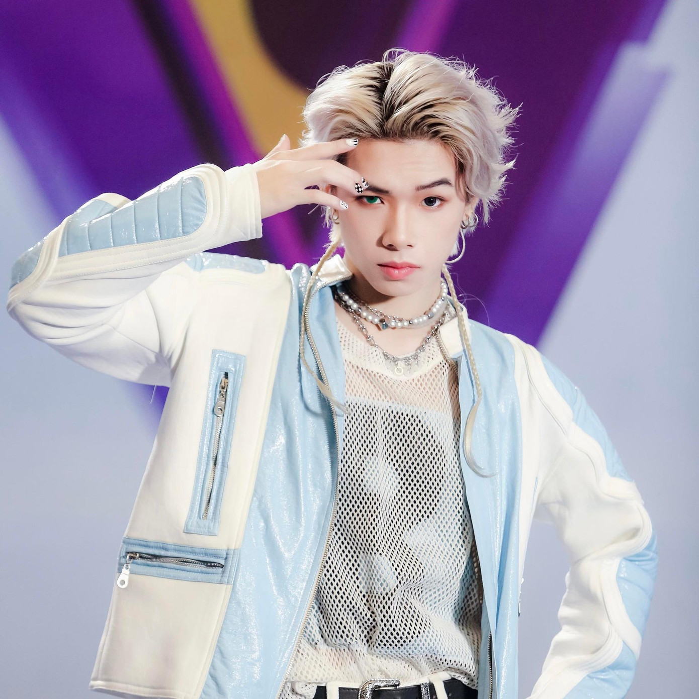 Mái tóc bạch kim nổi bần bật và gu ăn mặc thời thượng của Cường Bạch.