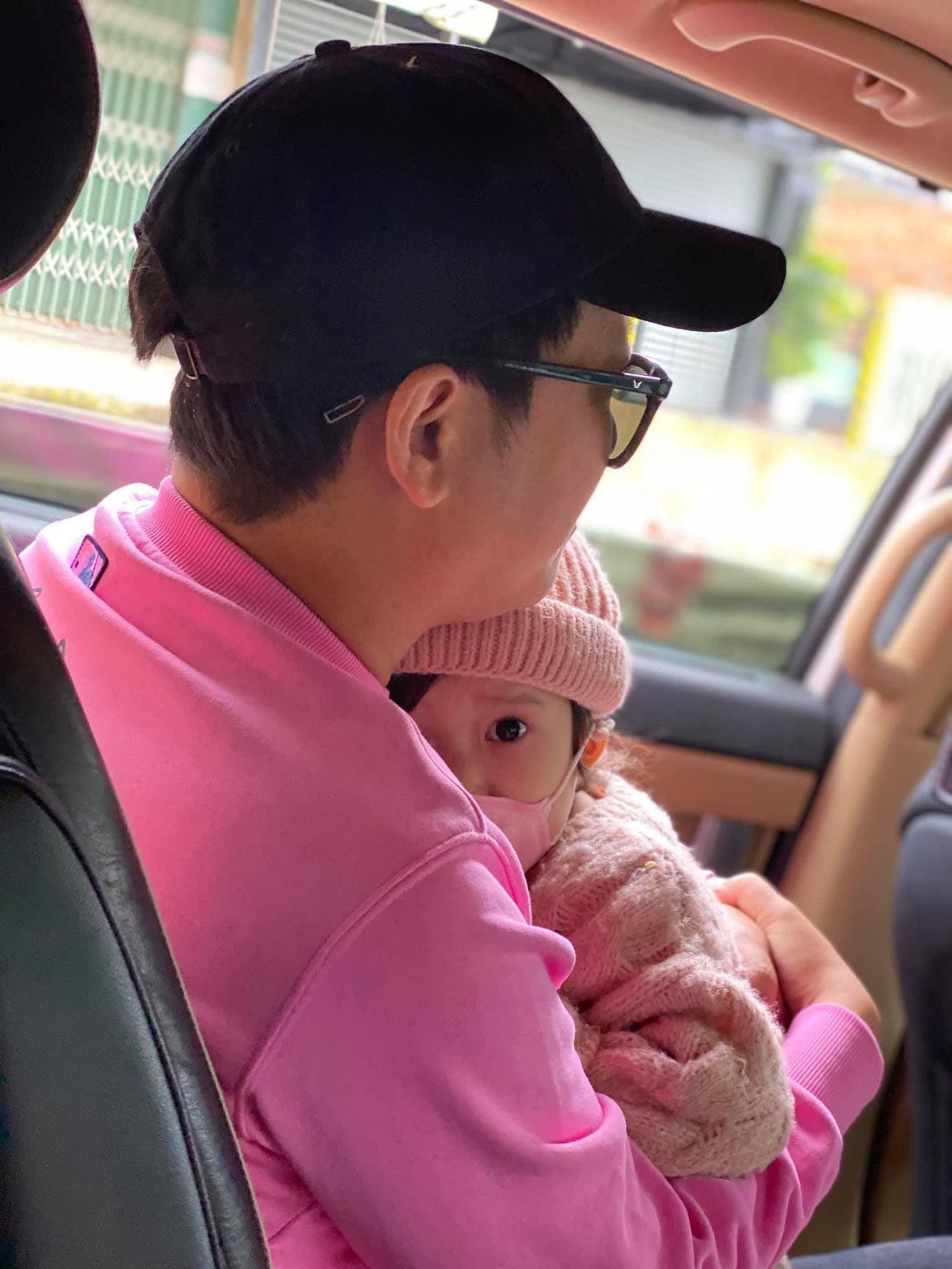 Cả hai cùng diện nguyên &quot;cây hồng&quot; khi đi du lịch.