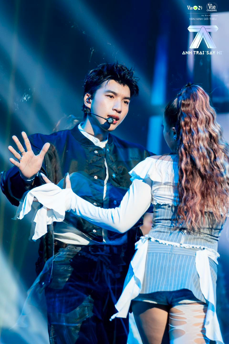 HIEUTHUHAI &quot;sai đẹp chiêu&quot; trên sân khấu Quay Đi Quay Lại.