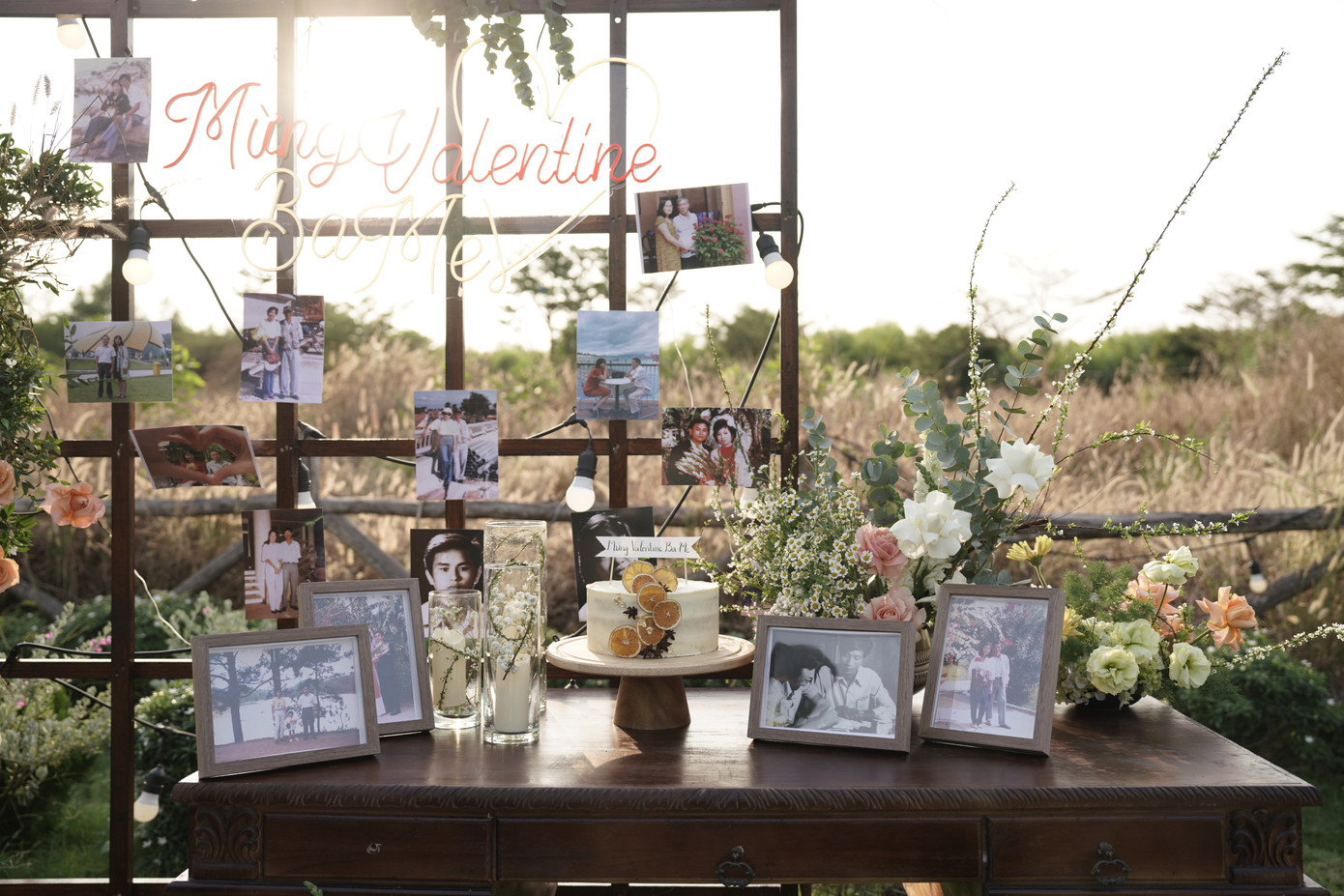 Không gian tiệc tối ngoài trời cực lãng mạn với nhiều hình kỷ niệm của phụ huynh bộ đôi.