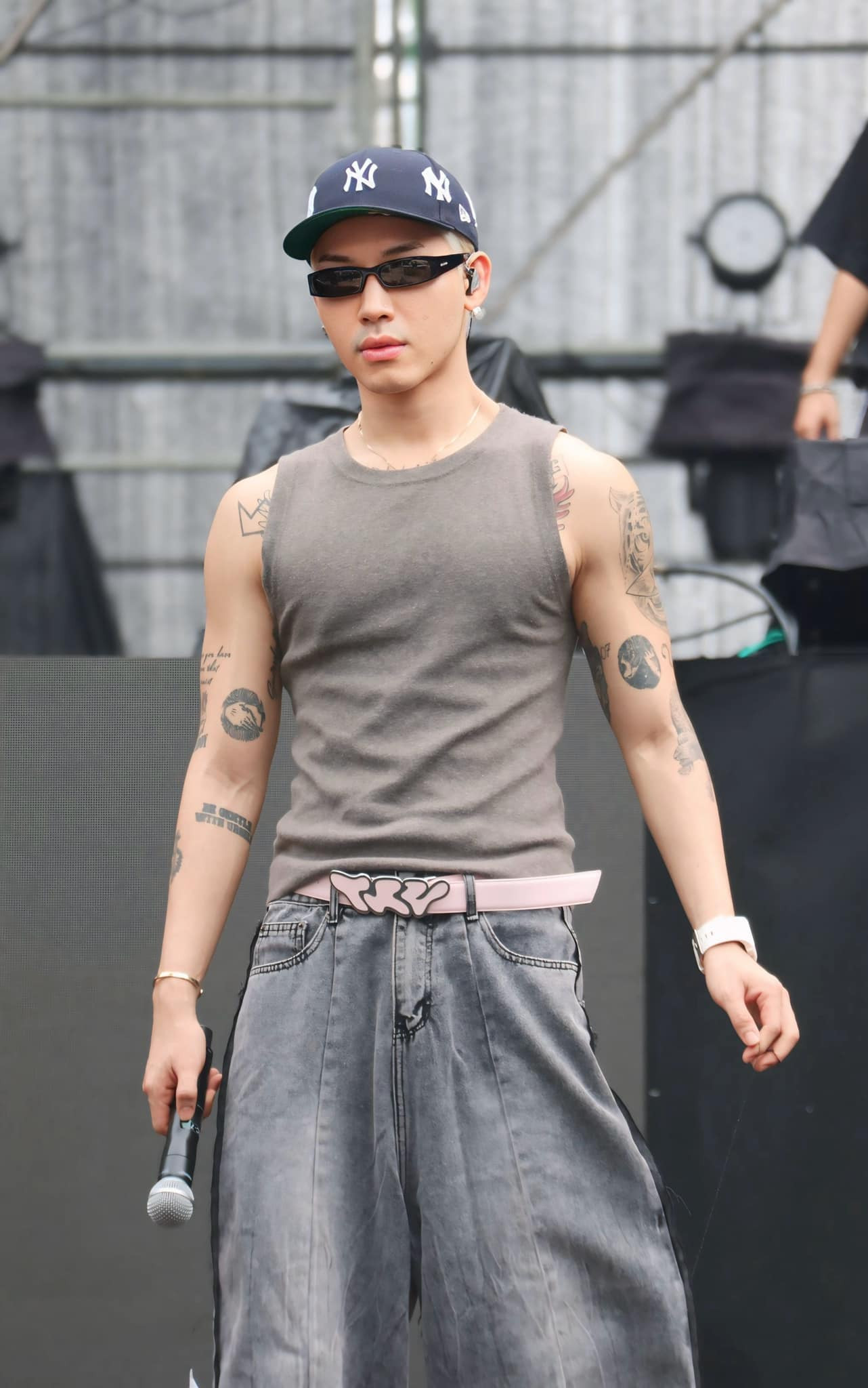 Nếu dự đoán của Uyển Ân chính xác, Tổ Đội "1 Không 2" sẽ là gameshow đầu tiên có sự xuất hiện của WEAN. Trước đó, nam rapper xác nhận tham gia Đấu Trường Gia Tốc lên sóng vào tháng 5/2025.