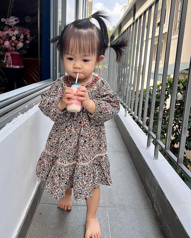 Nhóc tì nhà Cường Đô La xinh xắn trong bộ váy hoa nhí và mái tóc ngố đặc trưng. Nhóc tì nhà Cường Đô La xinh xắn trong bộ váy hoa nhí và mái tóc ngố đặc trưng.