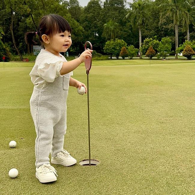 Con gái Cường Đô La và niềm đam mê bất tận với sân golf. Con gái Cường Đô La và niềm đam mê bất tận với sân golf.