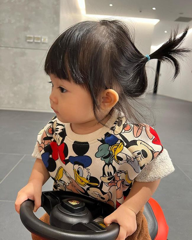 Ái nữ nhà Cường Đô La thường xuyên được bố mẹ cho vận động, tiếp xúc với thế giới bên ngoài. Ái nữ nhà Cường Đô La thường xuyên được bố mẹ cho vận động, tiếp xúc với thế giới bên ngoài.