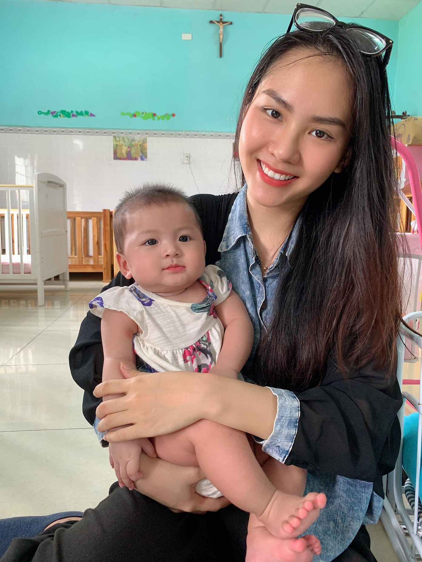 Nụ cười hiền dịu của nàng hậu khiến nhiều cư dân mạng "đổ gục". Nụ cười hiền dịu của nàng hậu khiến nhiều cư dân mạng "đổ gục".