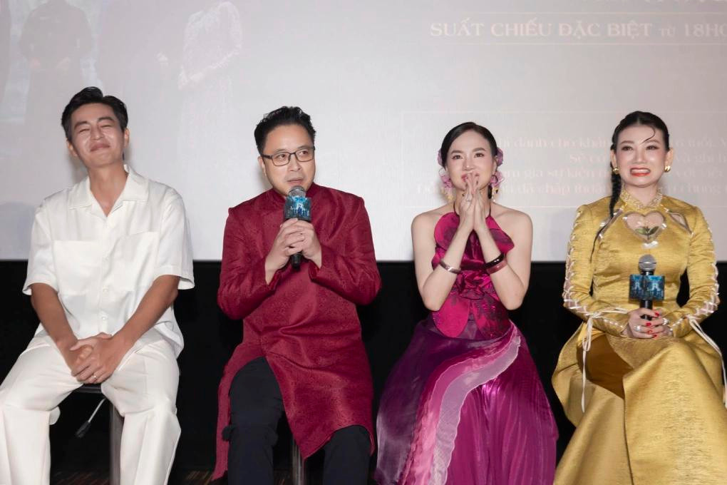 Đinh Ngọc Diệp bật khóc trong buổi premiere Thám Tử Kiên: Kỳ Án Không Đầu.