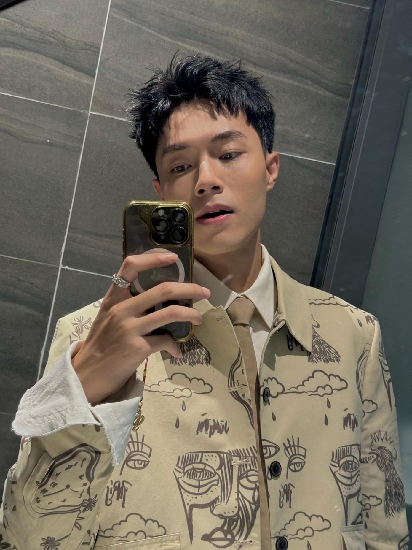 Tháng 9/2024, Phan Đạt chia sẻ loạt thông tin tiêu cực về các nghệ sĩ cùng hoạt động ở Sân khấu Thế Giới Trẻ với anh.