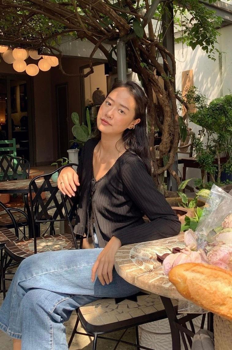 Amandine chuộng style ăn mặc đơn giản nhưng vẫn đảm bảo sành điệu, tôn dáng.