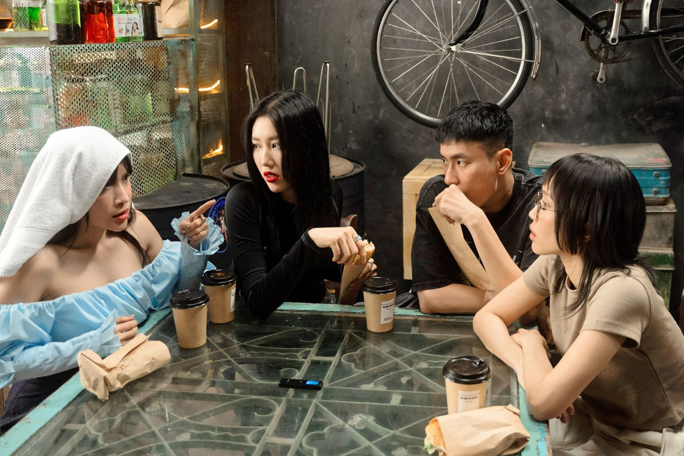 Bộ tứ lắm chiêu, nhiều trò Diệu Nhi, Kiều Minh Tuấn, Thúy Ngân, Khả Như trong phim điện ảnh Trên Bàn Nhậu, Dưới Bàn Mưu.