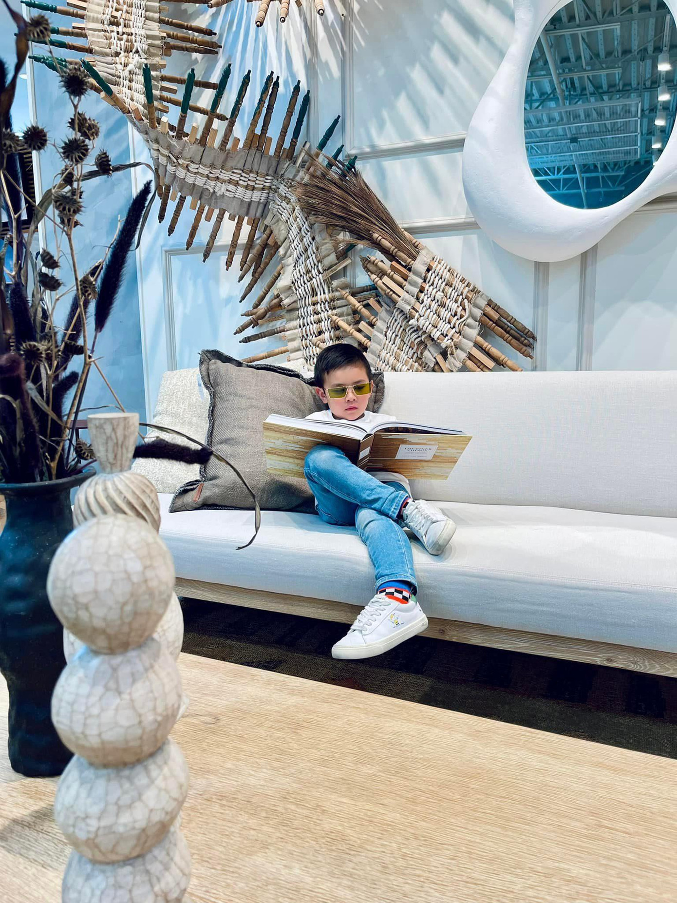 Nhóc tỳ sở hữu phong thái tự tin và cách tạo dáng chuyên nghiệp.