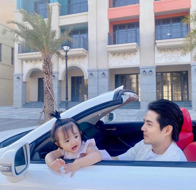 Sự năng động, tinh nghịch của Winnie khiến Ông Cao Thắng phải đính kèm dòng trạng thái trên Facebook: "Chào "quái xế" mới nha". Sự năng động, tinh nghịch của Winnie khiến Ông Cao Thắng phải đính kèm dòng trạng thái trên Facebook: "Chào "quái xế" mới nha".