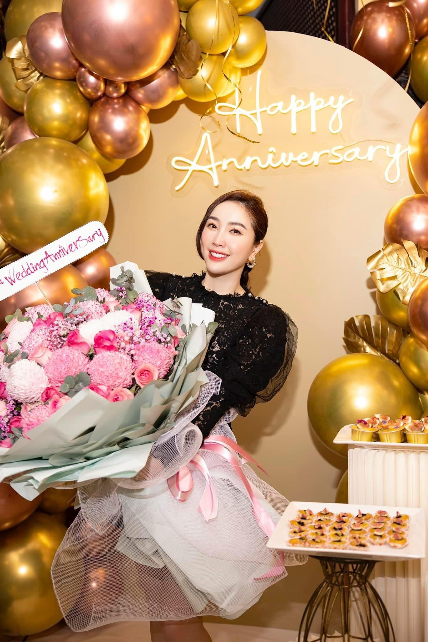 Bảo Thy khoe ảnh hạnh phúc trong dịp kỷ niệm 3 năm kết hôn với ông xã. Được biết, chồng Bảo Thy và bạn bè đã bí mật tổ chức bữa tiệc nhằm tạo bất ngờ cho cô. Bảo Thy khoe ảnh hạnh phúc trong dịp kỷ niệm 3 năm kết hôn với ông xã. Được biết, chồng Bảo Thy và bạn bè đã bí mật tổ chức bữa tiệc nhằm tạo bất ngờ cho cô.