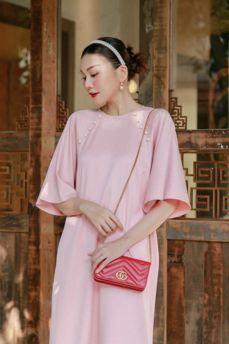 Siêu mẫu Thanh Hằng đẹp rạng ngời với outfit "full hồng" của mình. Siêu mẫu Thanh Hằng đẹp rạng ngời với outfit "full hồng" của mình.