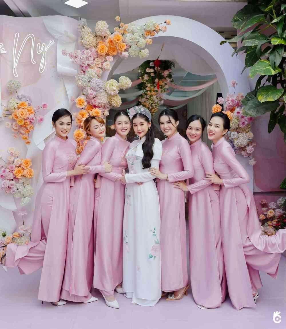 Dàn bê tráp toàn trai xinh gái đẹp trong lễ vu quy của Lê Âu Ngân Anh và Phan Tô Ny.