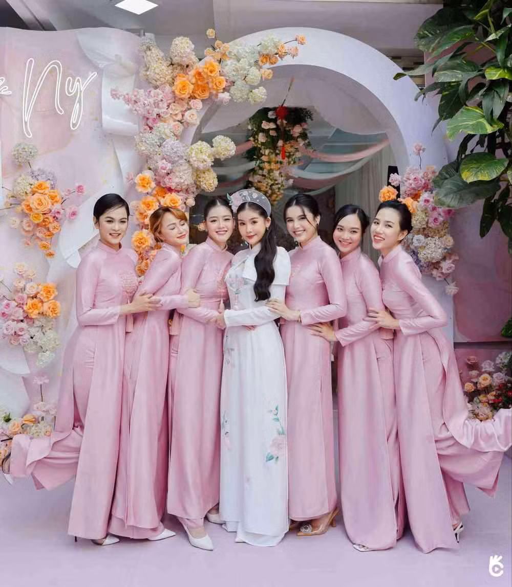 Dàn bê tráp toàn trai xinh gái đẹp trong lễ vu quy của Lê Âu Ngân Anh và Phan Tô Ny.
