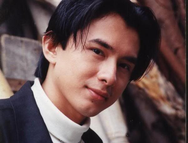 Gương mặt điển trai cùng lối ăn mặc thư sinh là chìa khóa giúp Đan Trường chinh phục các fan.