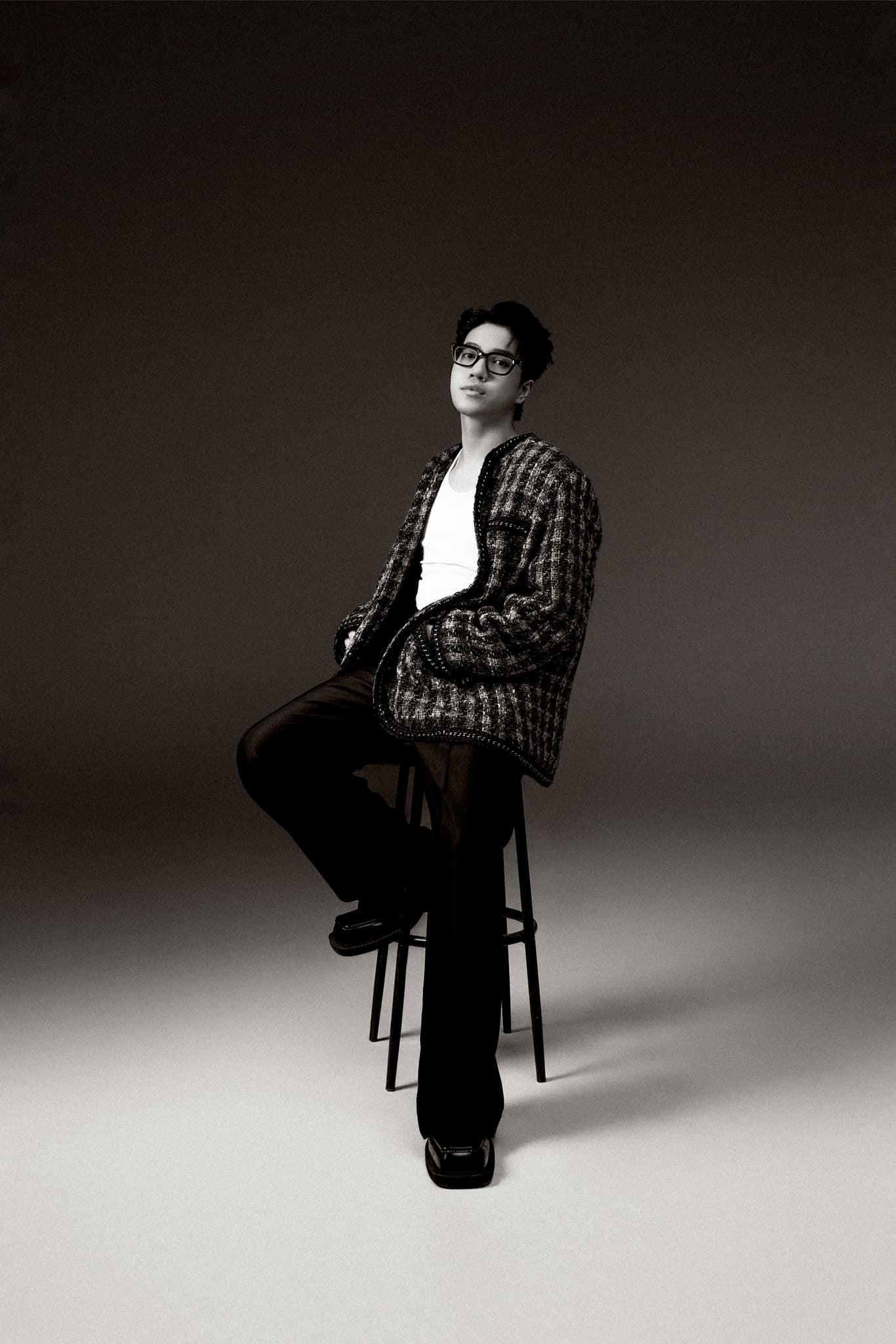 Thành viên tổ đội GERDNANG sang trọng với vest, áo thun và quần ống suông. Thành viên tổ đội GERDNANG sang trọng với vest, áo thun và quần ống suông.