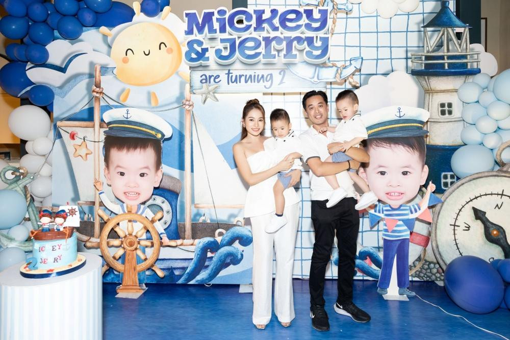 Dương Khắc Linh - Sara Lưu tổ chức tiệc sinh nhật 2 tuổi cho cặp song sinh.