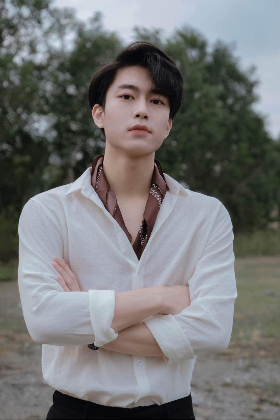 Trai đẹp sinh năm 2002 có những màn "lên đồ" đầy lãng tử, chuẩn "bạn trai nhà bên".