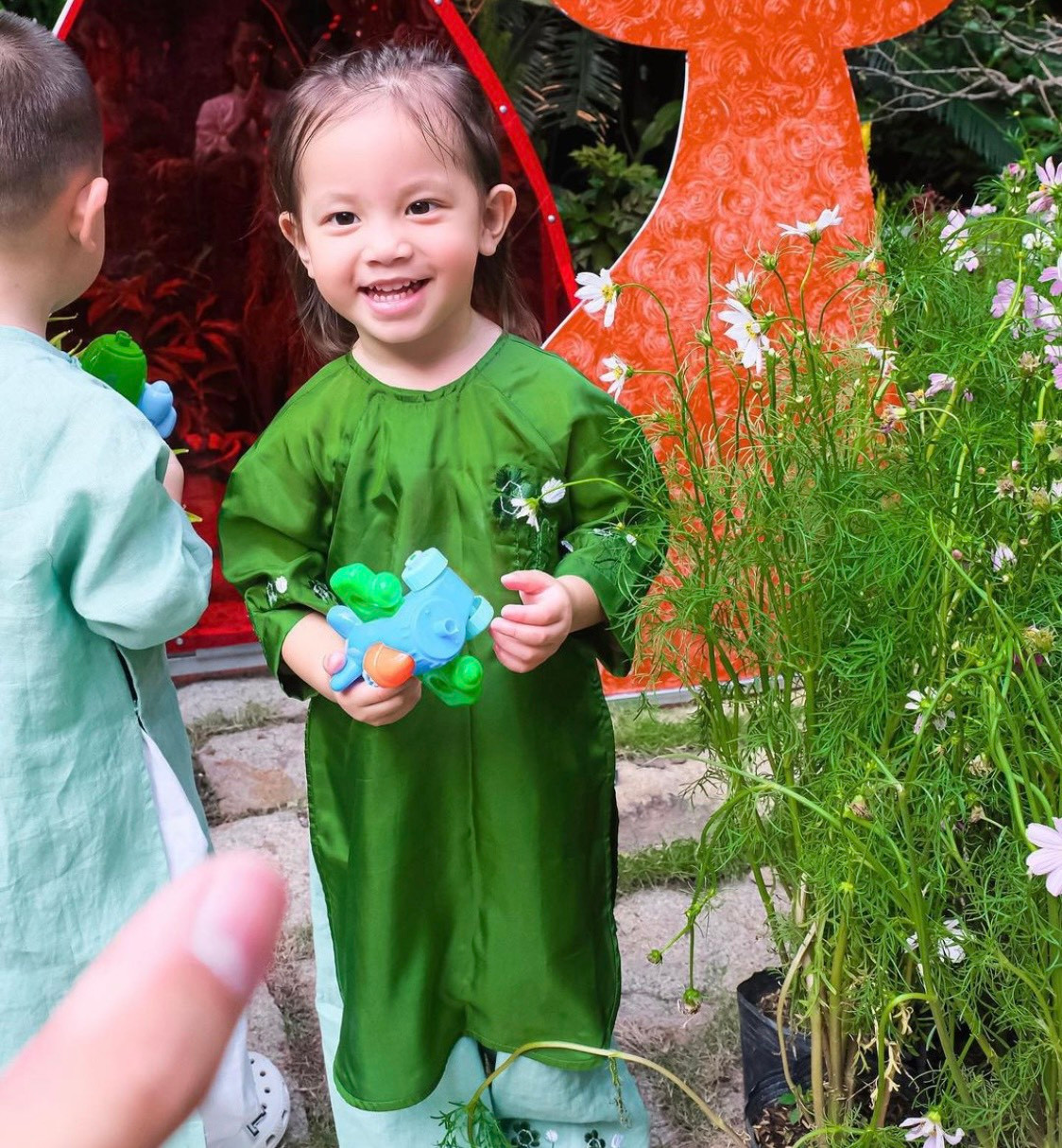 "Bản sao Hồ Ngọc Hà" được nhận xét là càng lớn càng xinh xắn. "Bản sao Hồ Ngọc Hà" được nhận xét là càng lớn càng xinh xắn.