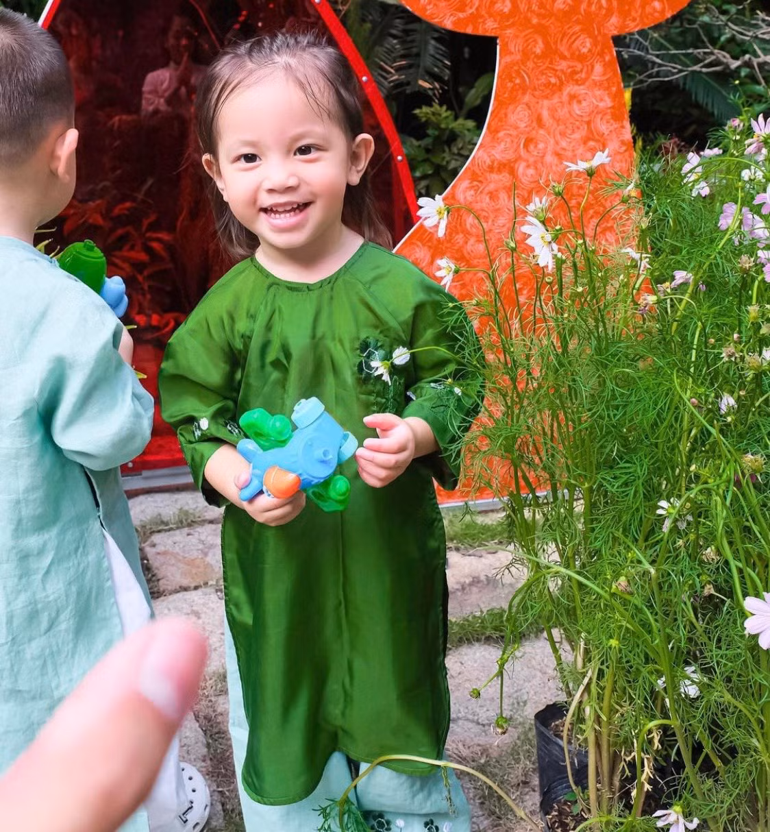 "Bản sao Hồ Ngọc Hà" được nhận xét là càng lớn càng xinh xắn.