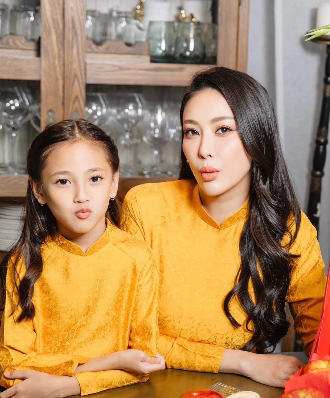 Cô bé khiến netizen trầm trồ bởi gương mặt thanh tú thừa hưởng "gen trội" từ mẹ cùng thần thái dịu dàng chuẩn "hoa hậu tương lai". Cô bé khiến netizen trầm trồ bởi gương mặt thanh tú thừa hưởng "gen trội" từ mẹ cùng thần thái dịu dàng chuẩn "hoa hậu tương lai".