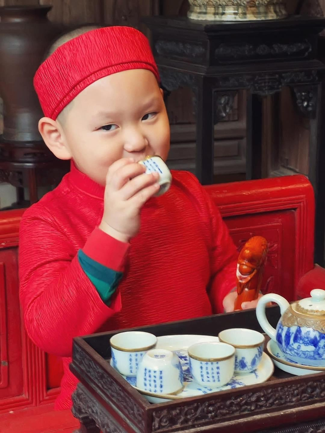 Cậu út Gia Hưng khiến cư dân mạng thích thú với biểu cảm hài hước. Cậu út Gia Hưng khiến cư dân mạng thích thú với biểu cảm hài hước.