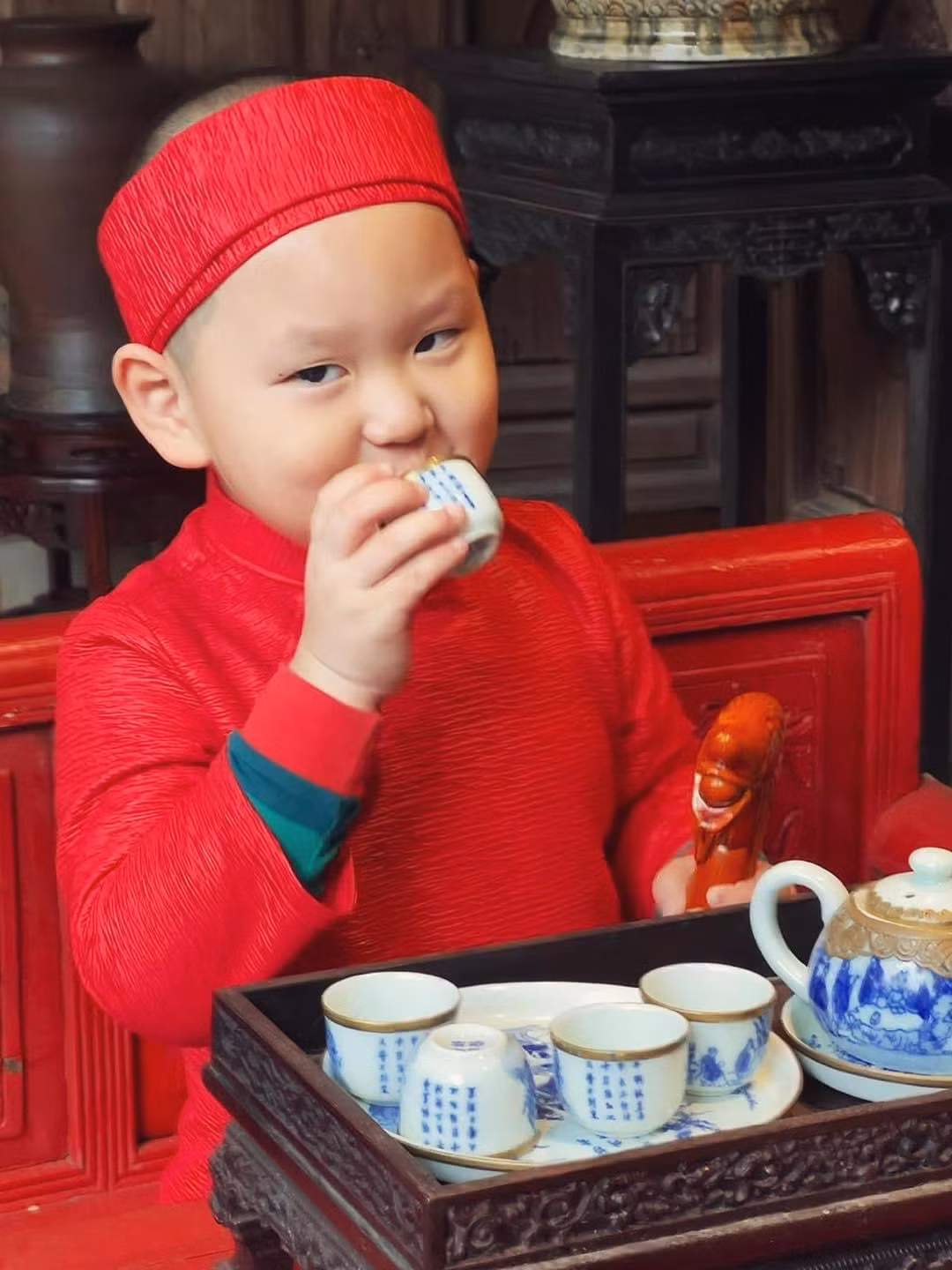 Cậu út Gia Hưng khiến cư dân mạng thích thú với biểu cảm hài hước.