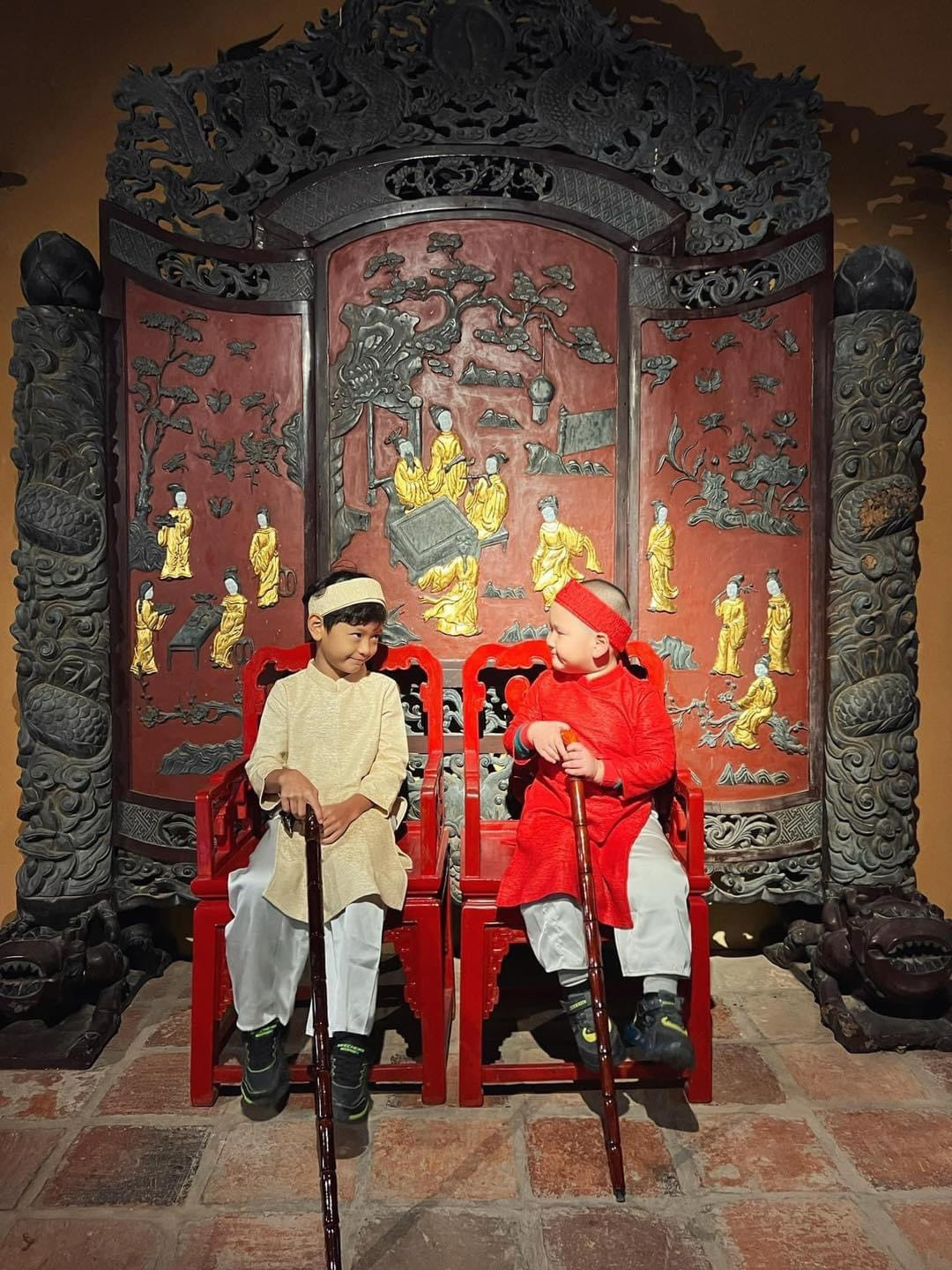 Hai nhóc tì nhà Trà My Idol nhận về "cơn mưa thả tim" bởi sự đáng yêu, tinh nghịch. Hai nhóc tì nhà Trà My Idol nhận về "cơn mưa thả tim" bởi sự đáng yêu, tinh nghịch.