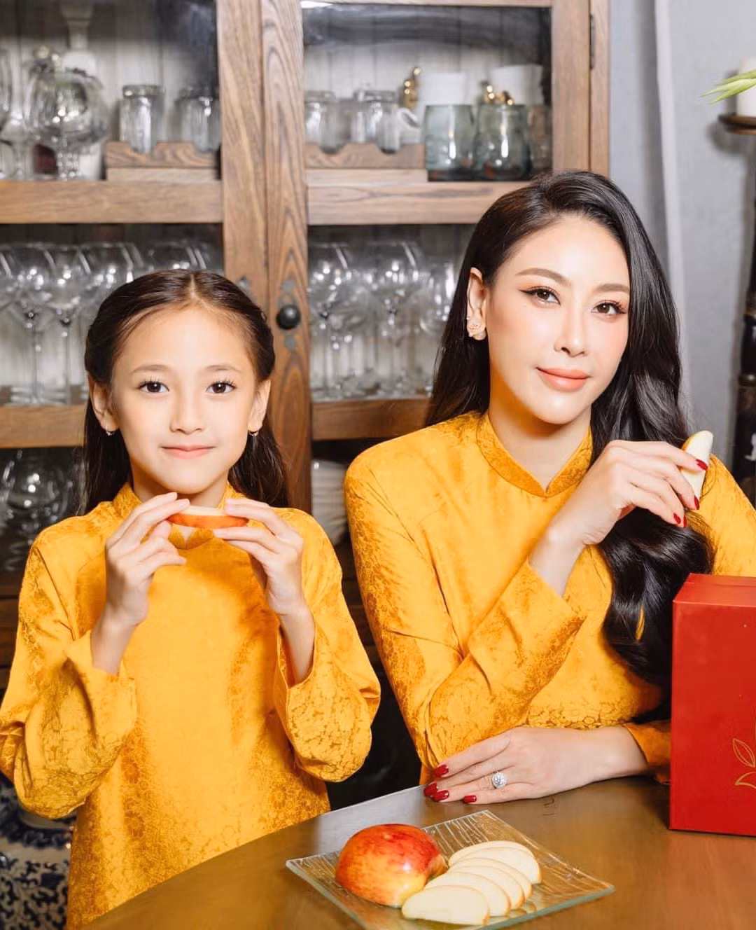 Vivian - con gái của Hoa hậu Hà Kiều Anh chụp ảnh áo dài cùng mẹ.