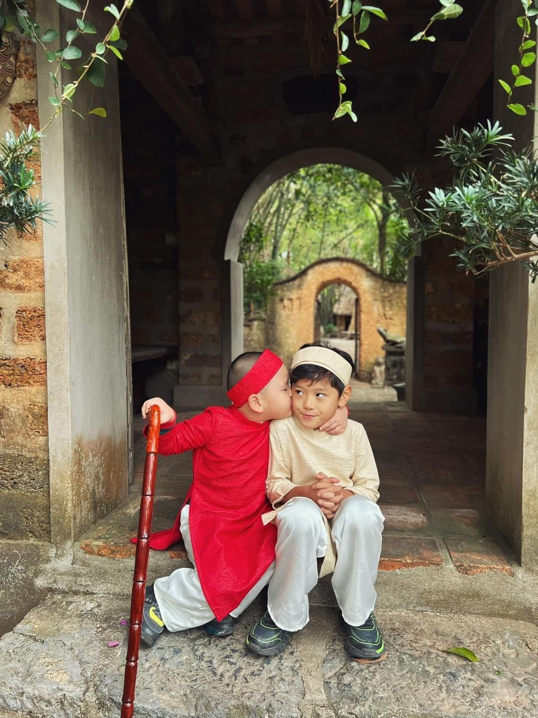 Hai cậu bé "tình thương mến thương" trong bộ ảnh đón Tết Quý Mão 2023. Hai cậu bé "tình thương mến thương" trong bộ ảnh đón Tết Quý Mão 2023.