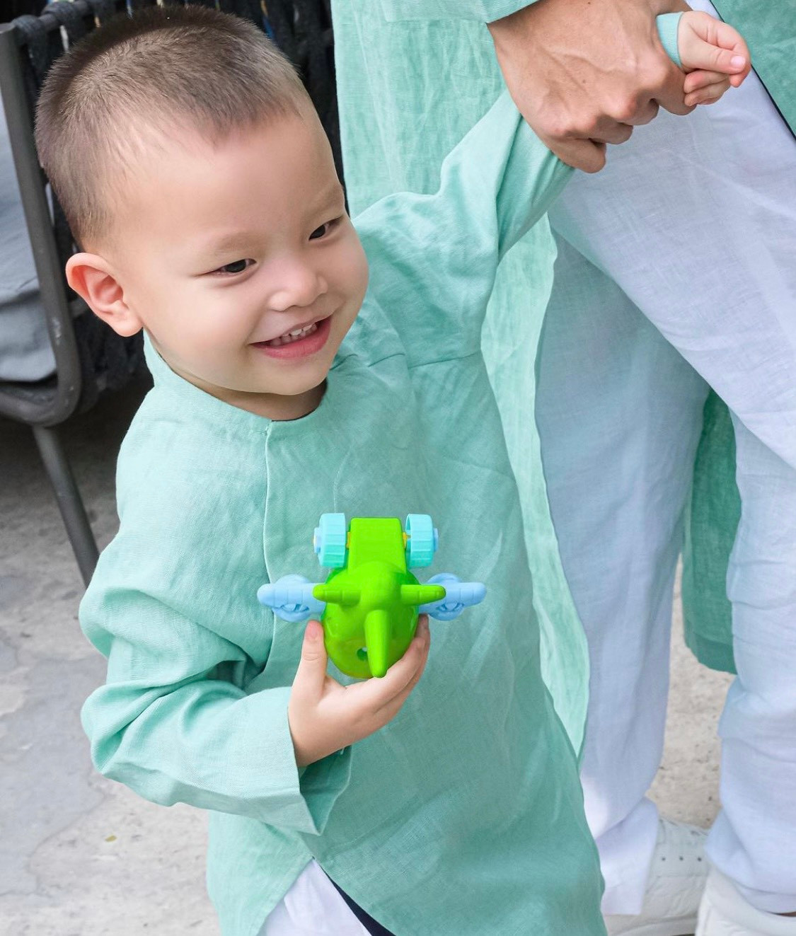 "Siêu quậy" Leon vui "hết nấc" khi được diện quần áo mới. "Siêu quậy" Leon vui "hết nấc" khi được diện quần áo mới.