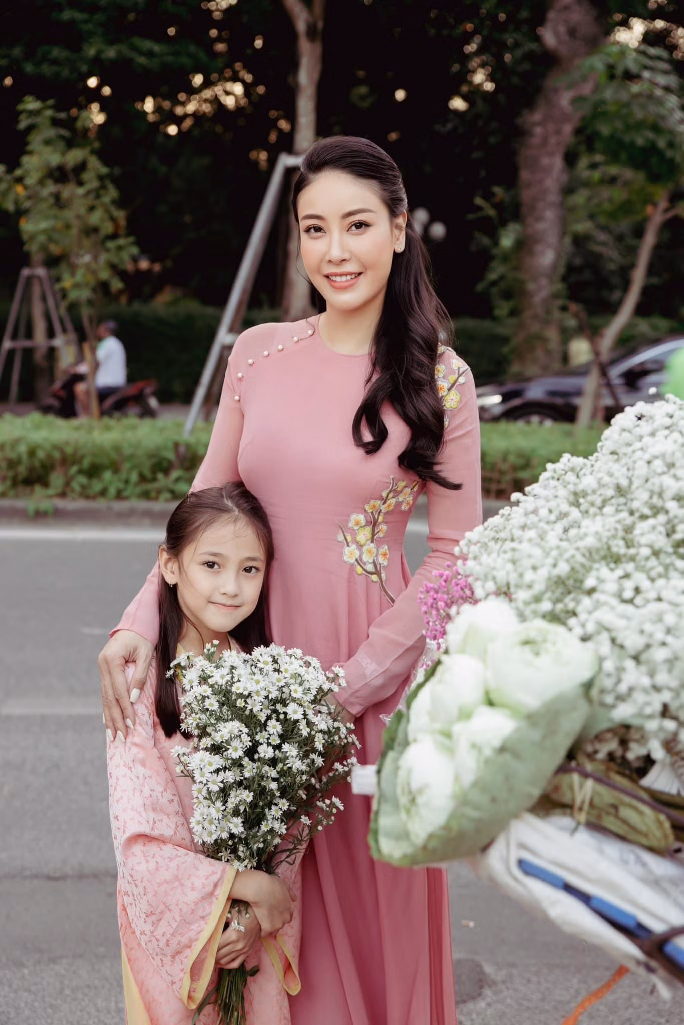 Hoa hậu Hà Kiều Anh "thả dáng" cùng "công chúa nhỏ".
