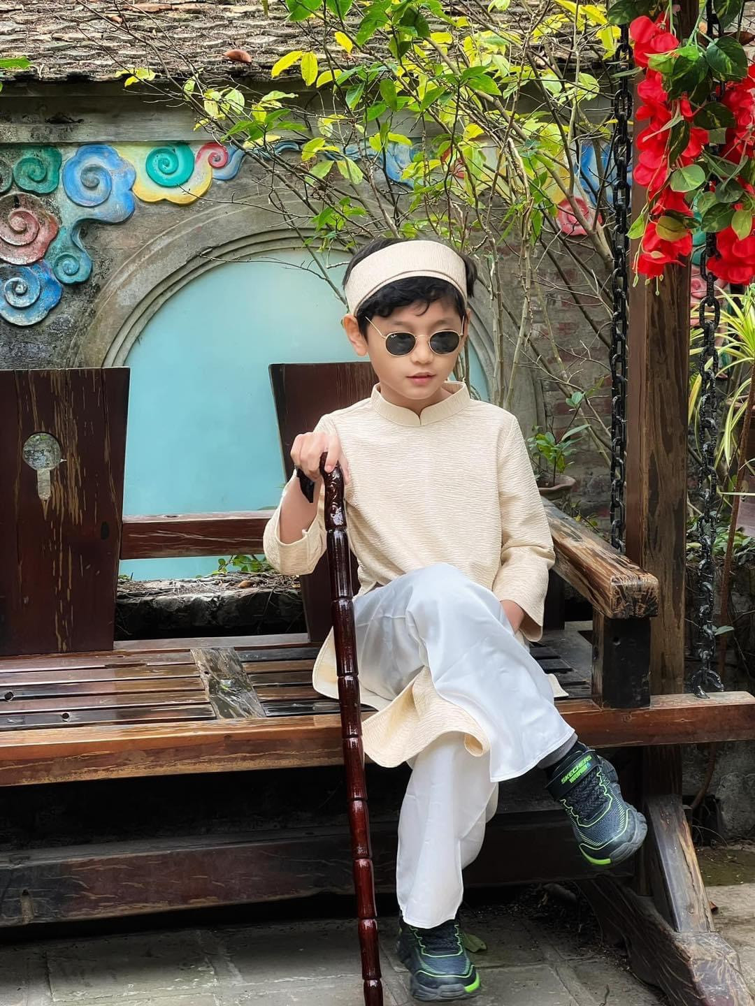 Gia Hy (sinh năm 2012) là con trai cả nhà Trà My Idol. Cậu bé được đánh giá là "bản sao" của mẹ với đường nét gương mặt thanh tú. Gia Hy (sinh năm 2012) là con trai cả nhà Trà My Idol. Cậu bé được đánh giá là "bản sao" của mẹ với đường nét gương mặt thanh tú.