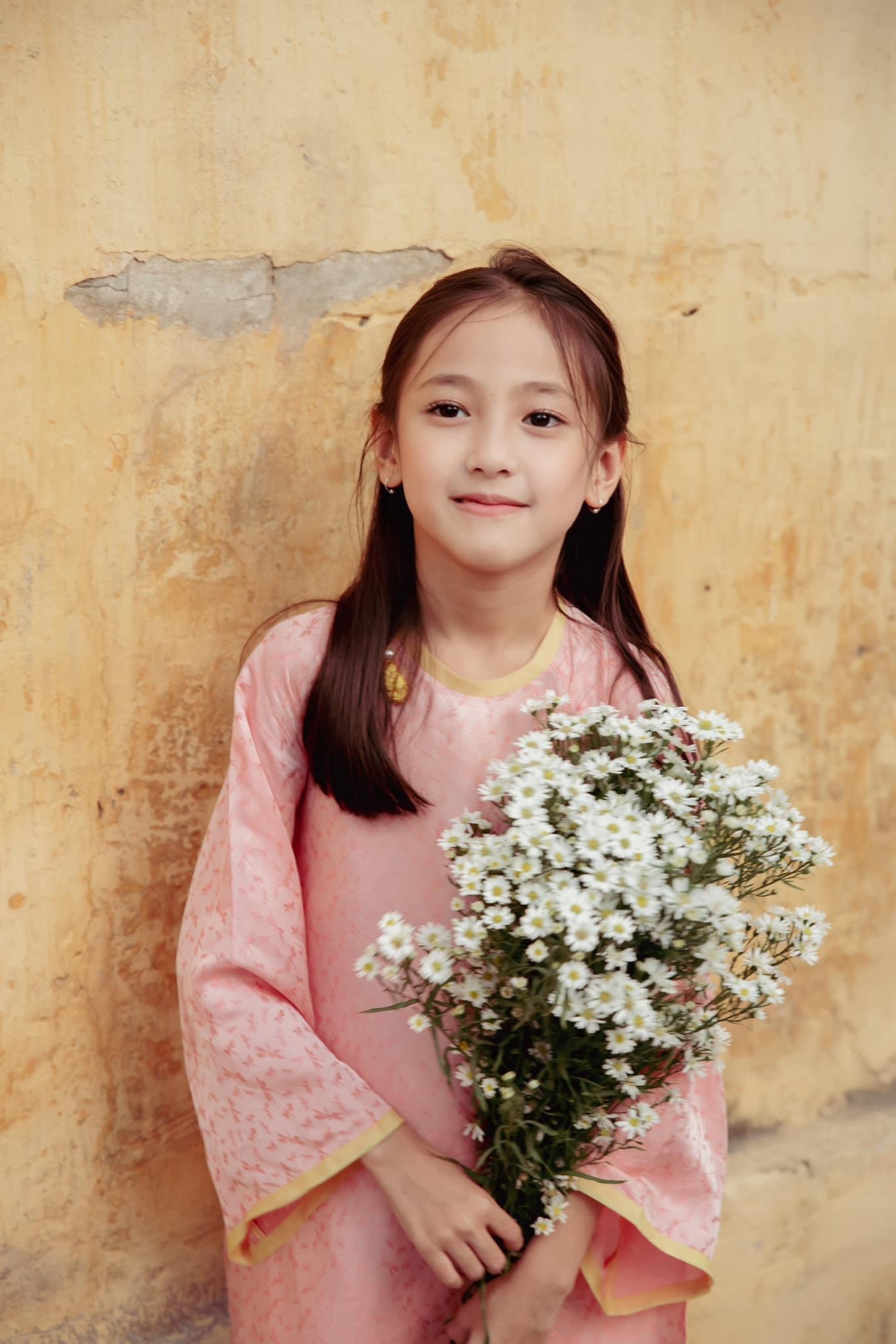 Vivian xinh như thiên thần trong bộ áo dài cách tân màu hồng đào. Vivian xinh như thiên thần trong bộ áo dài cách tân màu hồng đào.