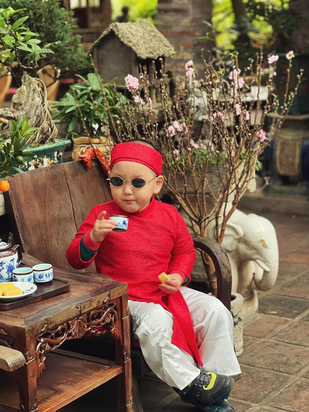 "Phú ông này ăn uống hơi nhiều" - Trà My Idol dí dỏm khẳng định. "Phú ông này ăn uống hơi nhiều" - Trà My Idol dí dỏm khẳng định.