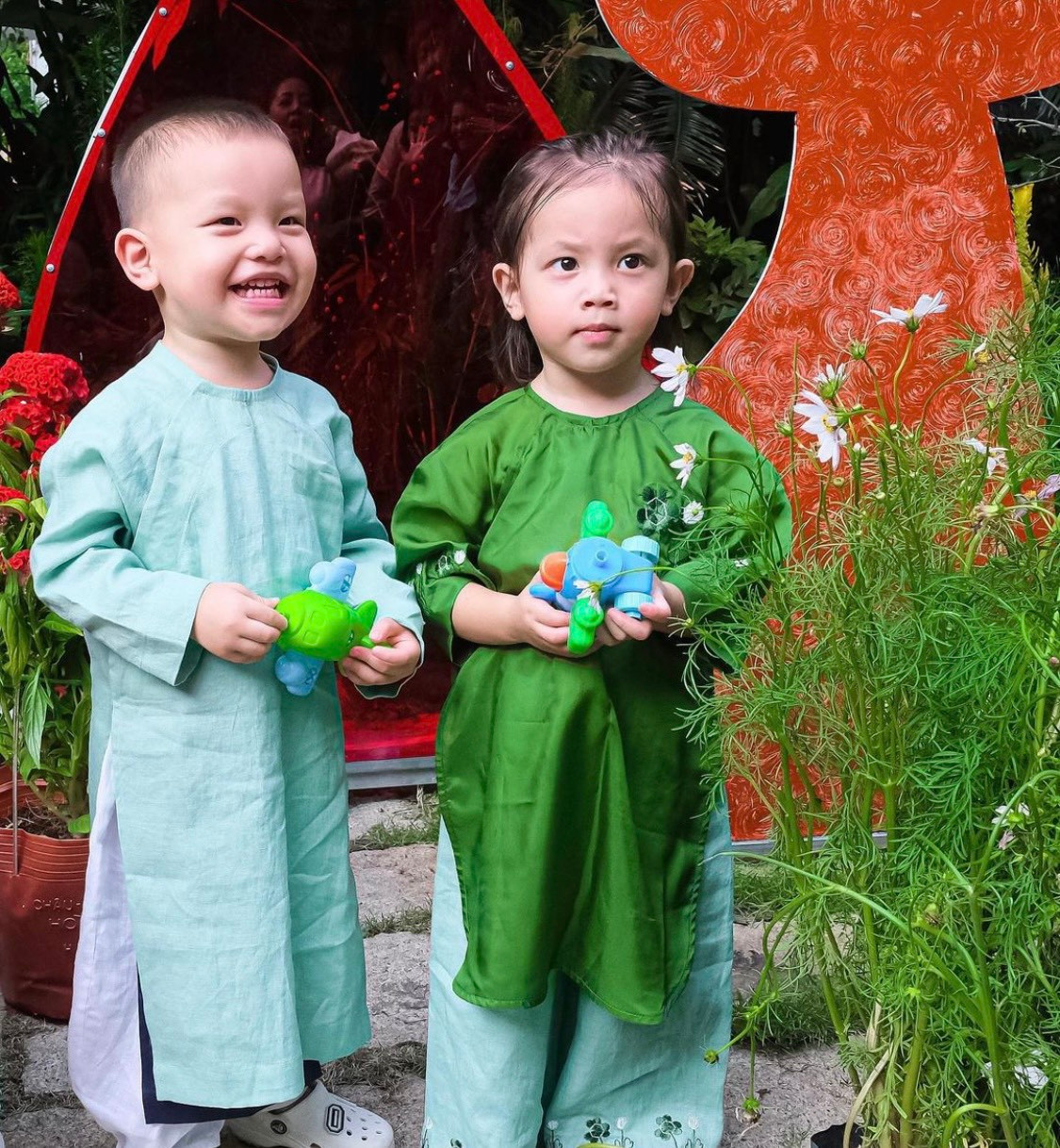 Cặp song sinh nhà Hà Hồ - Kim Lý luôn khiến dân tình "ôm tim" vì độ đáng yêu. Cặp song sinh nhà Hà Hồ - Kim Lý luôn khiến dân tình "ôm tim" vì độ đáng yêu.